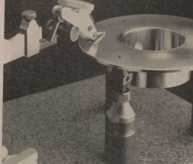 平面度を評価するために支柱が設置されたハイトゲージ