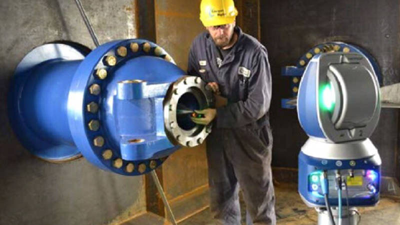 A worker uses a FARO laser scanner for tool manufacturing measurement